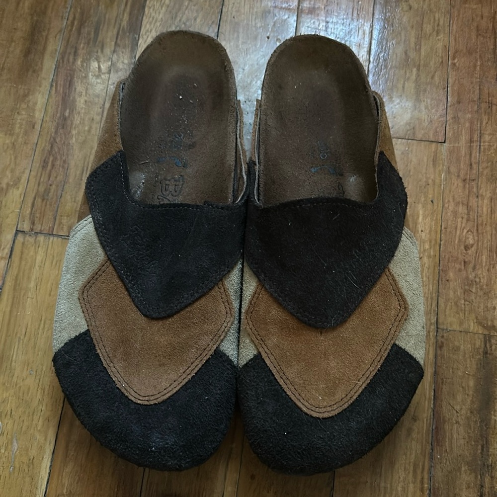 Super adorable leather Birkenstock clogs